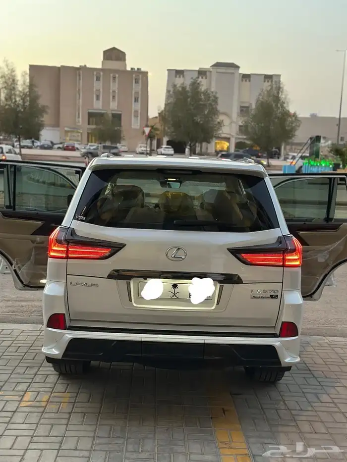 لكزس LX570 بلاك اديشن 2020 3