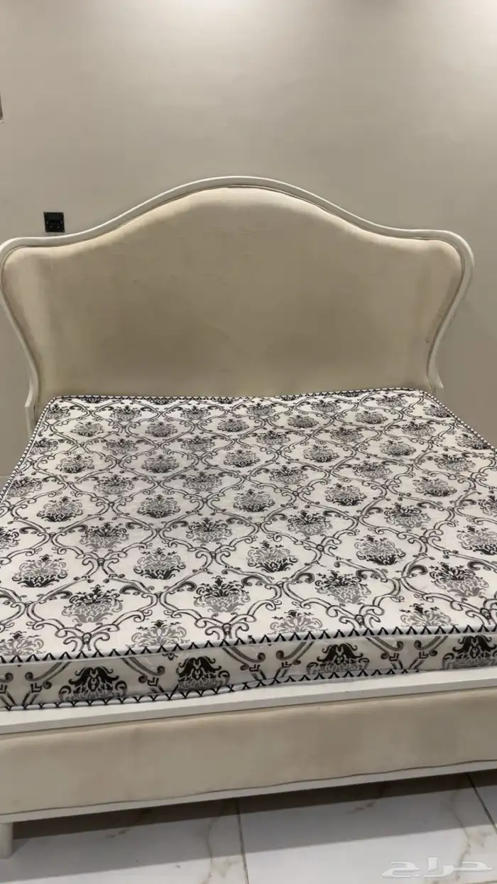 سرير مخمل ابيض 0
