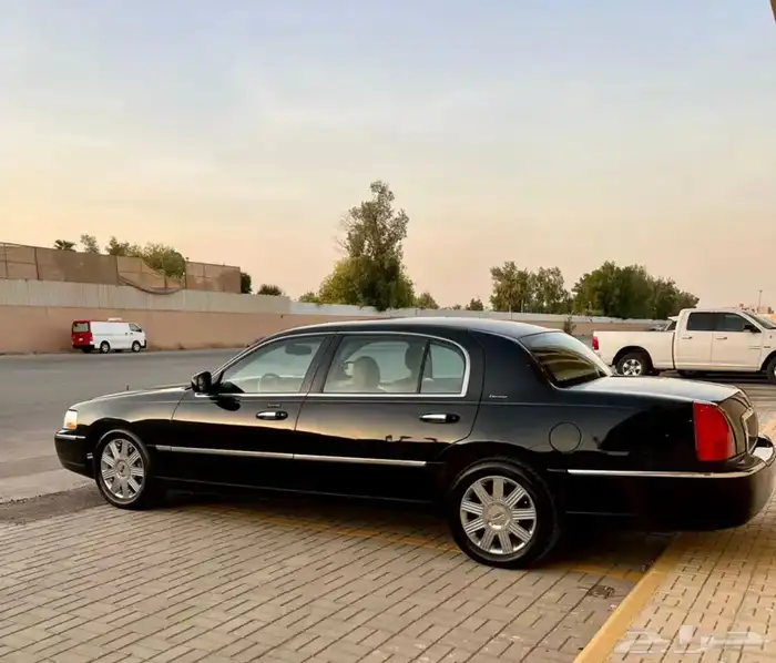 مطلوب لنكولن تاون كار طويل داخليه بيج 0
