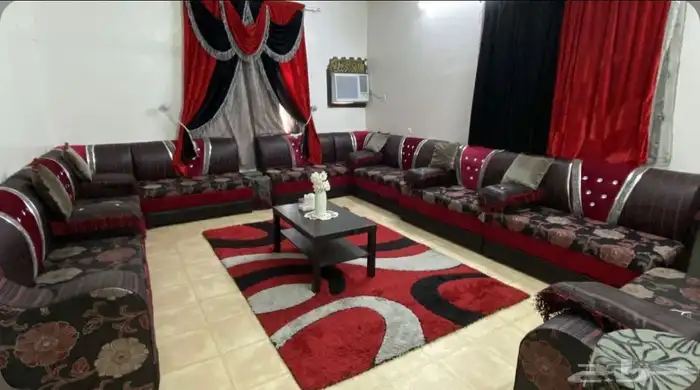 كنب نظيف للبيع مع الفرشه والستاير ب800 0