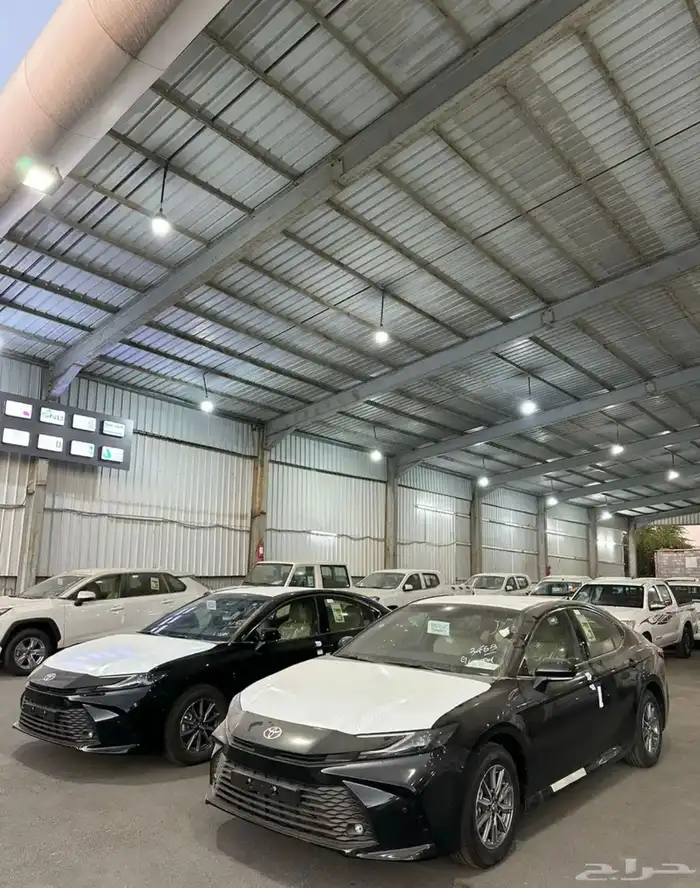 تويوتا كامري E اللون اسود الموديل 2025 اصفار استندر 4