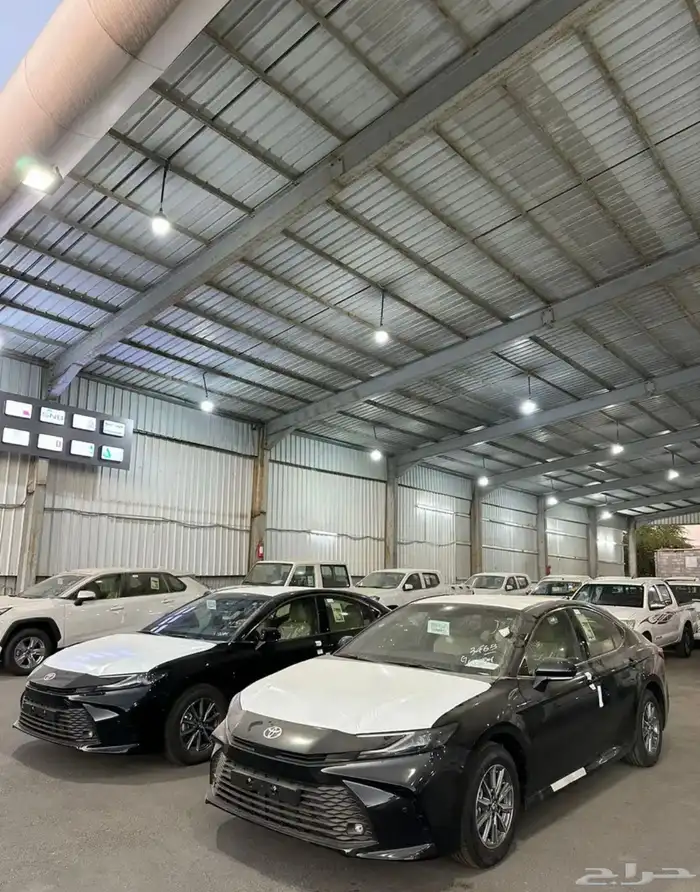 تويوتا كامري E اللون اسود الموديل 2025 اصفار استندر 1