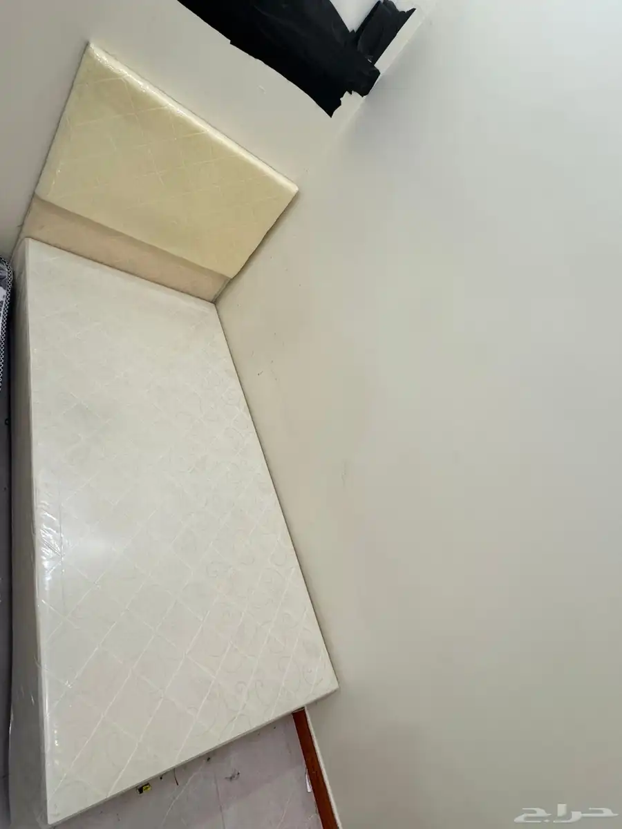 سرير جديد ومجلس ثلاث جوانب بحاله الجديد الأغراض بحاله ممتاز 1