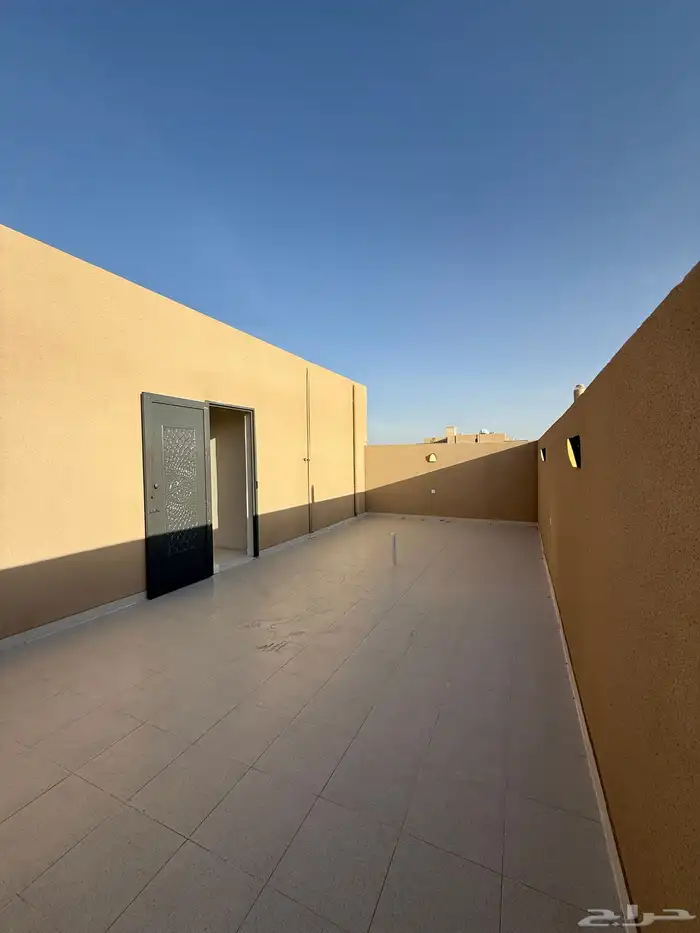 للبيع روفات علويه وادوار ارضيه بموقع مميز شمال الخميس 60