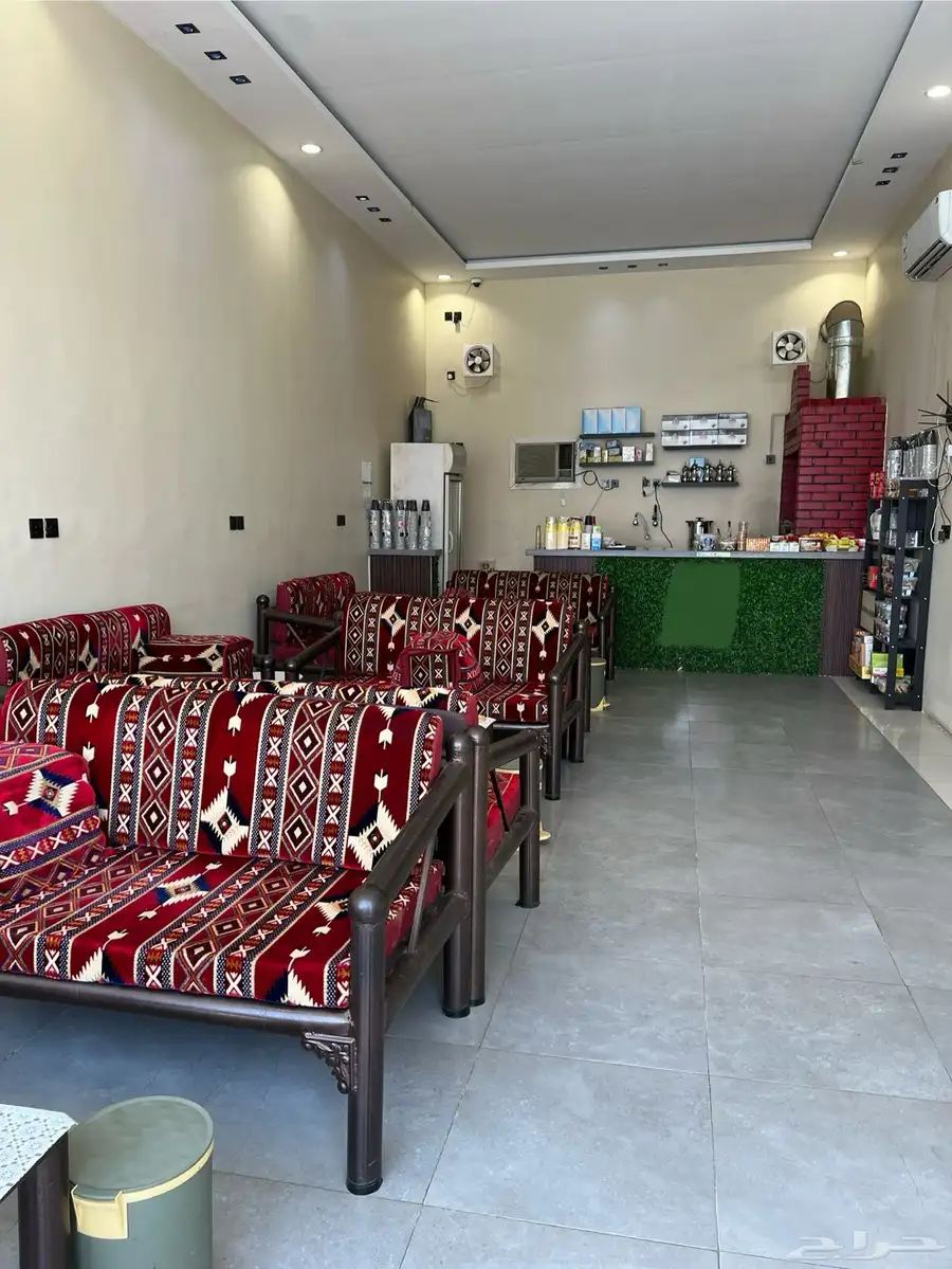 محل شاي للتقبيل في المظيلف 2