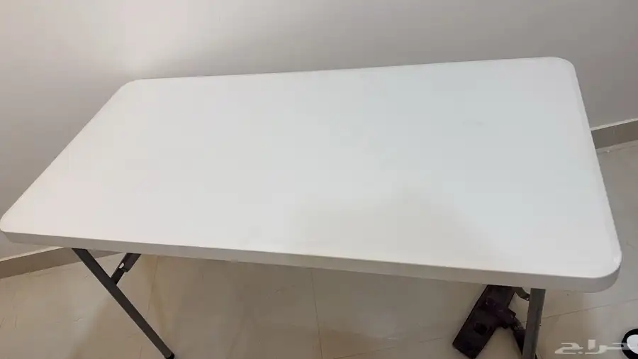 طاولتين بلاستيك و كاونتر مغسلة و براد ماء و مجففة ملابس 1