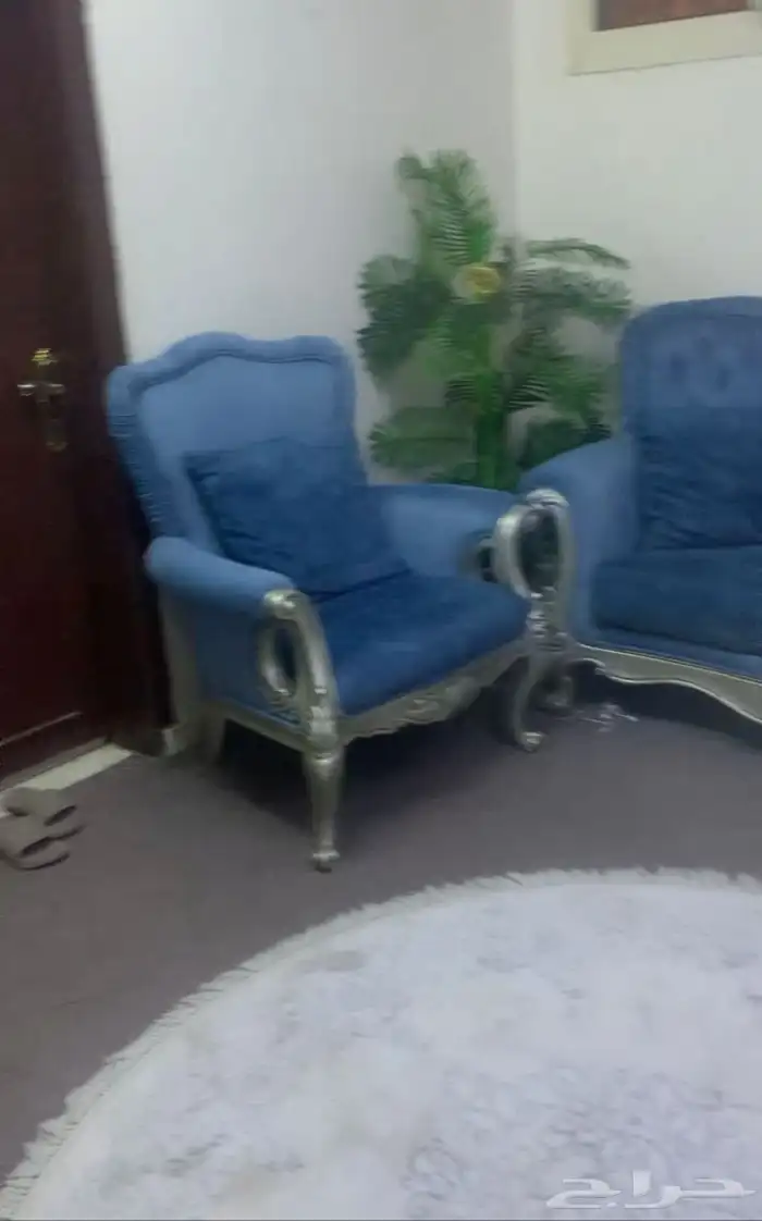 طقم كنب مؤلف من ثلاثية وثنائية وكرسي مفرد عدد اثنين مع طاول 2