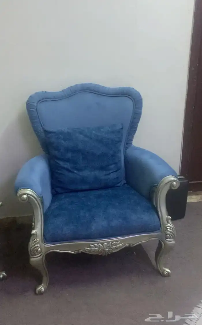 طقم كنب مؤلف من ثلاثية وثنائية وكرسي مفرد عدد اثنين مع طاول 1