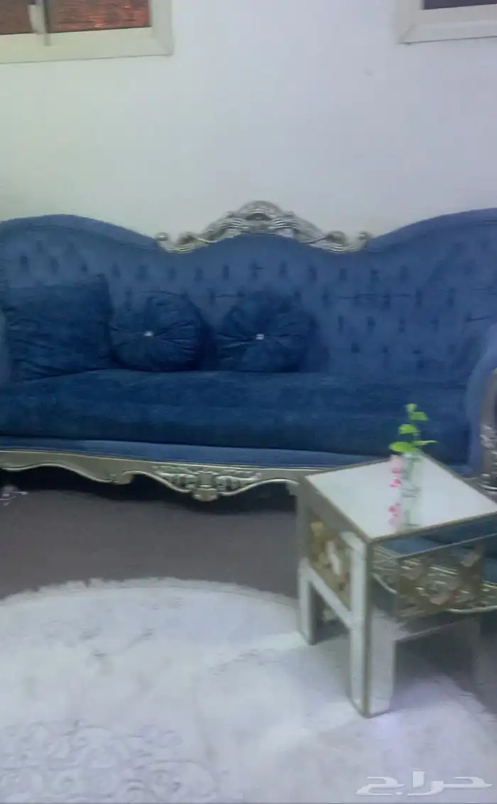 طقم كنب مؤلف من ثلاثية وثنائية وكرسي مفرد عدد اثنين مع طاول 3