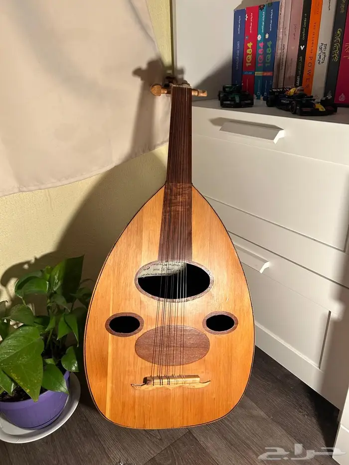 عود مصري مع كامل الملحقات (الريشة والشنطة) من عالم الفن 4