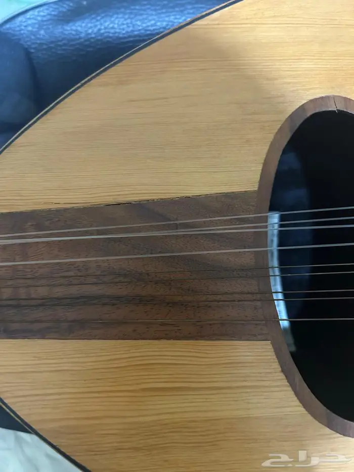 عود مصري مع كامل الملحقات (الريشة والشنطة) من عالم الفن 0