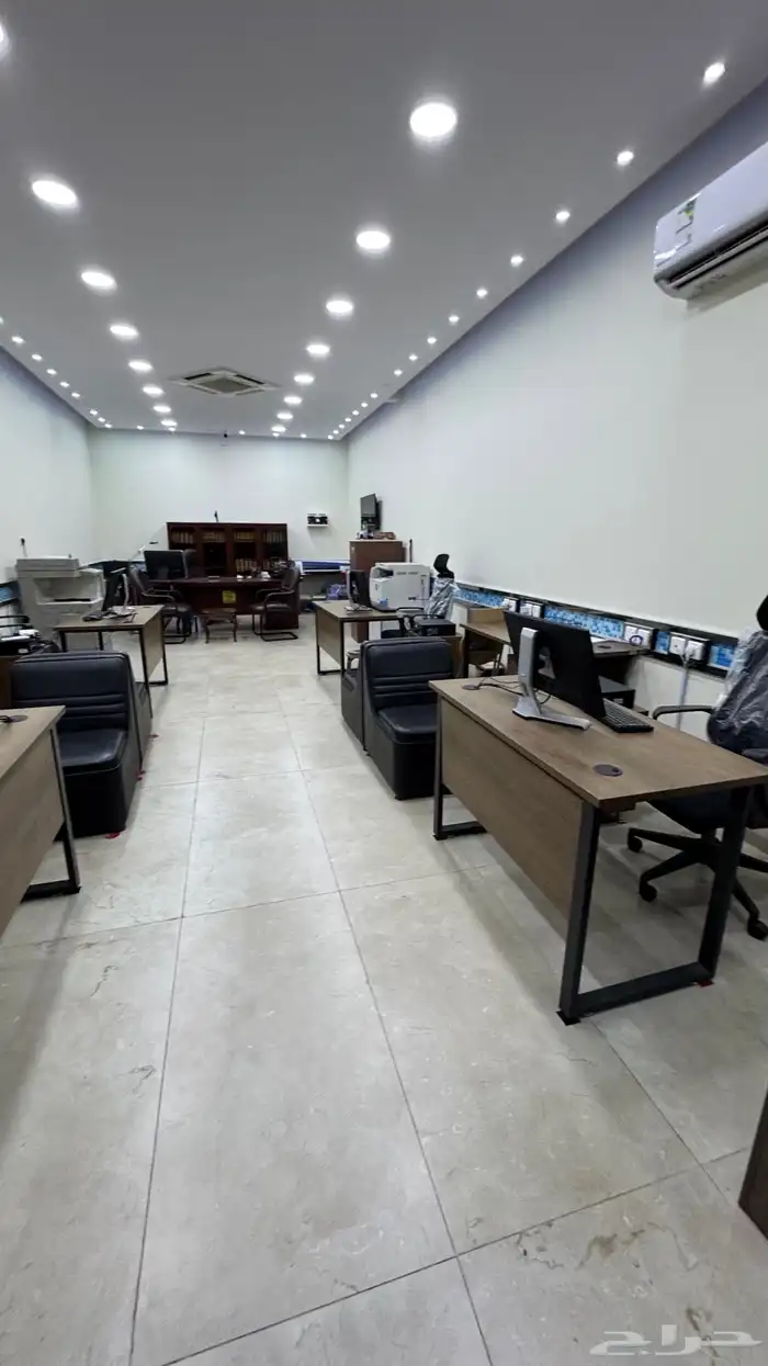 اربع طاولات بمكتب خدمات عامة بشارع الثلاثين 10