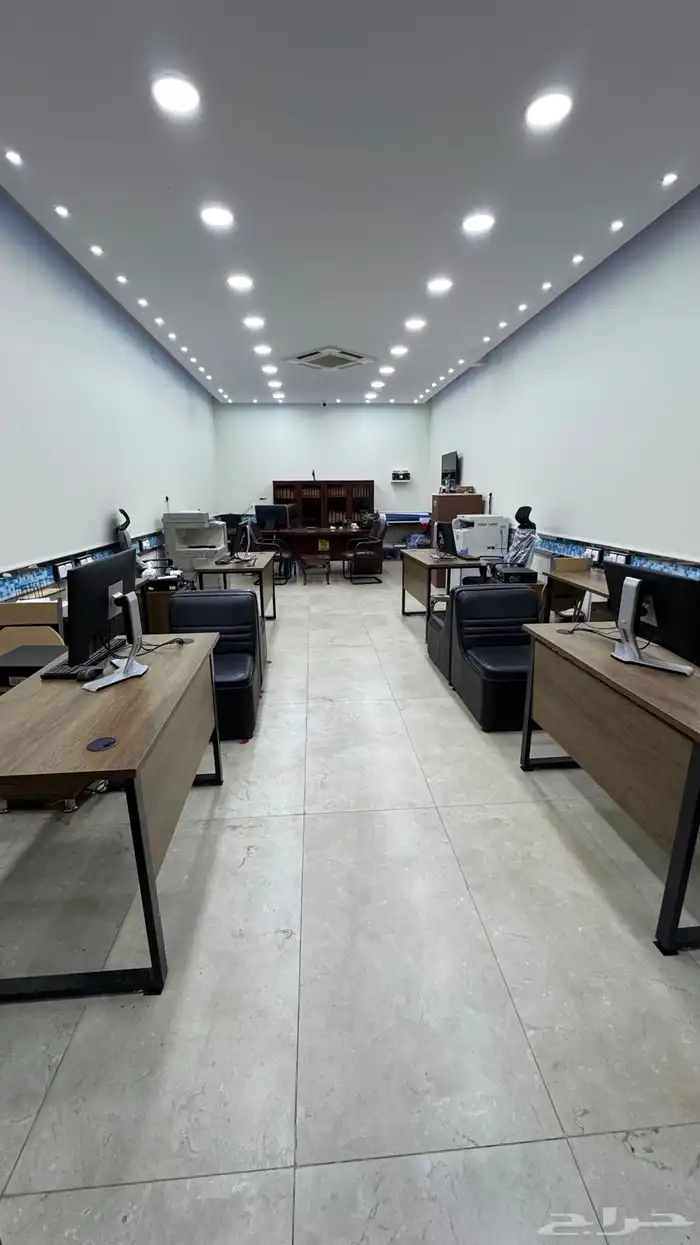 اربع طاولات بمكتب خدمات عامة بشارع الثلاثين 11