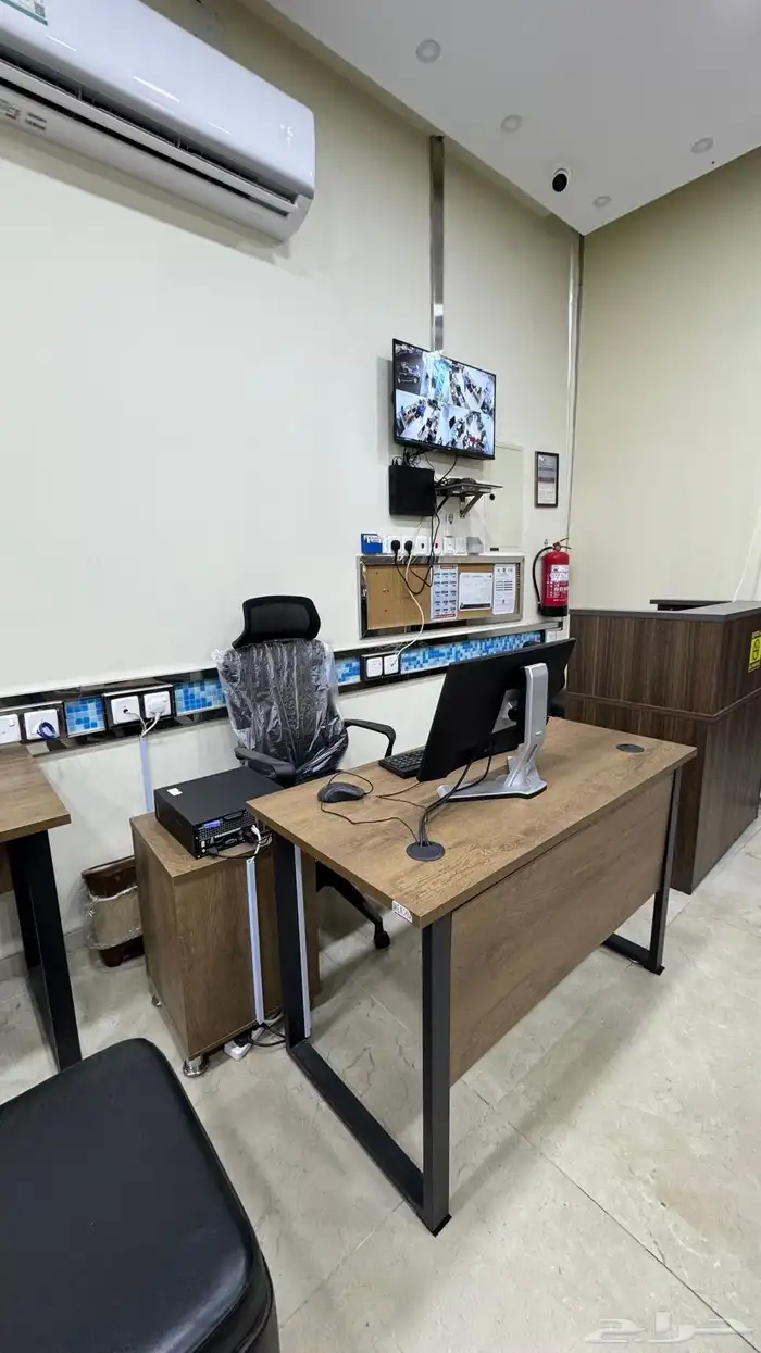 اربع طاولات بمكتب خدمات عامة بشارع الثلاثين 0