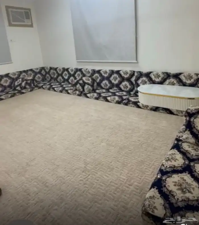 كنب مجلس عربي شبه جديد الاسفنج والقماش على الشرط 2