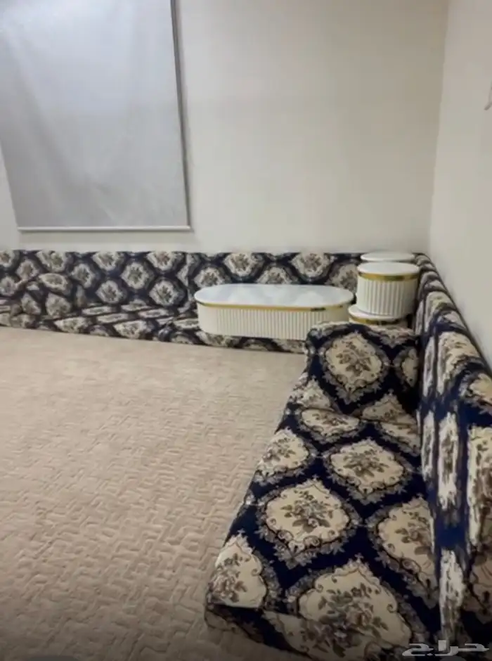 كنب مجلس عربي شبه جديد الاسفنج والقماش على الشرط 1