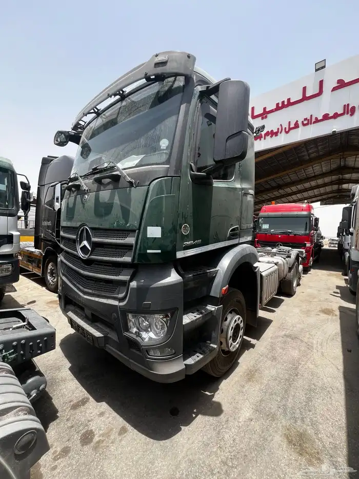 حراج معرض رائد للسيارات والشاحنات والمعدات الثقيلة كل جمعه 11