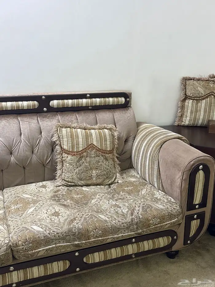 كنب للبيع غرفة 5 6 مع طاولاته 0