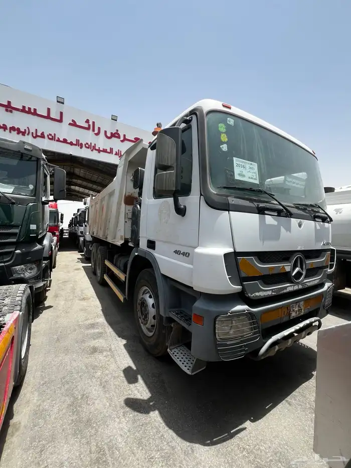 حراج معرض رائد للسيارات والشاحنات والمعدات الثقيلة كل جمعه 9
