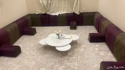 مساند ظهر مع طاولات للبيع بحالة جيده جدا 0