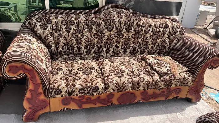 كنب بحالة ممتاره على سوم 1