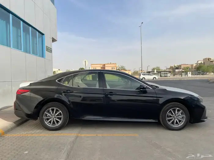 كامري Le و E بنزين 2025 اصفار 4