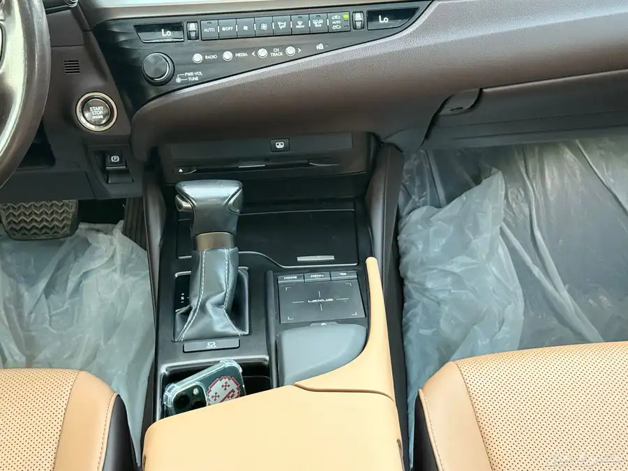 لكزس Es350 موديل 2020 شرط ممشى قليل 31