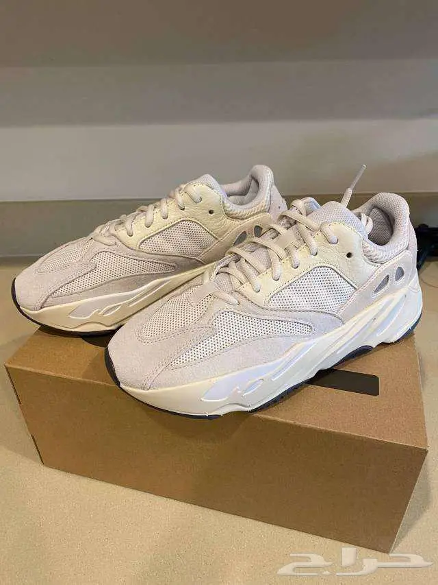 yeezy-boost-700 ANALOG 1