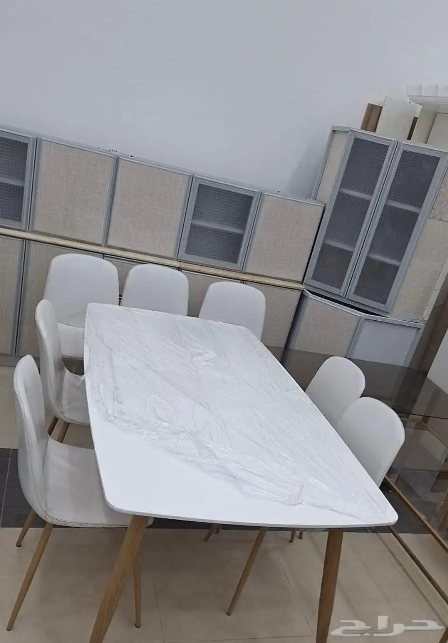 طاولة طعام ب 700 0