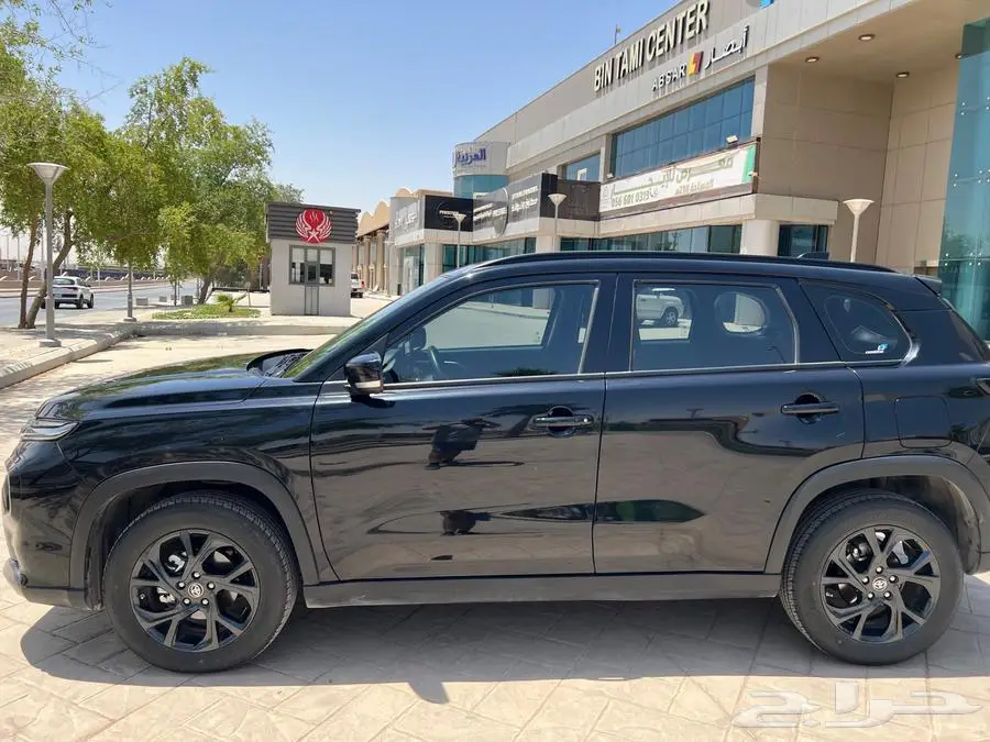 تويوتا اوربان اسود 2024 2