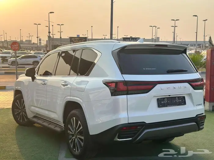 لكزس LX 600 خليجي الفطيم -2024- حالة ممتازة 10