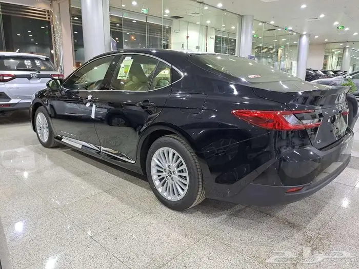 كامري LE بنزين لون أسود 2025 11