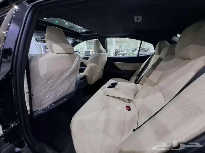 كامري LE بنزين لون أسود 2025 1