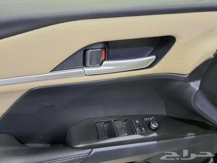 كامري LE بنزين لون أسود 2025 3