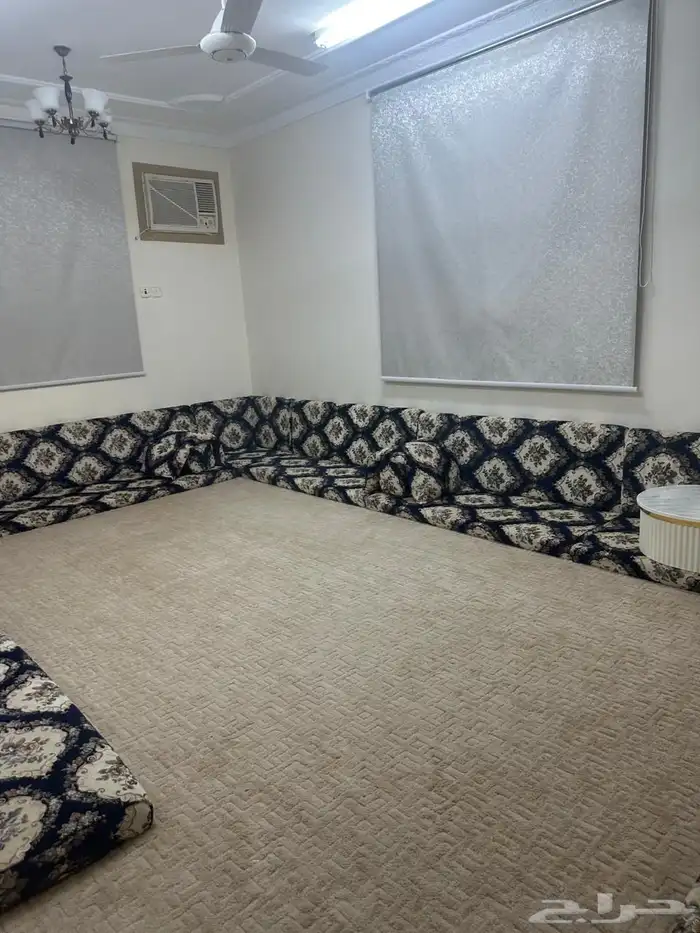 كنب مجلس عربي شبه جديد الاسفنج والقماش على الشرط 3