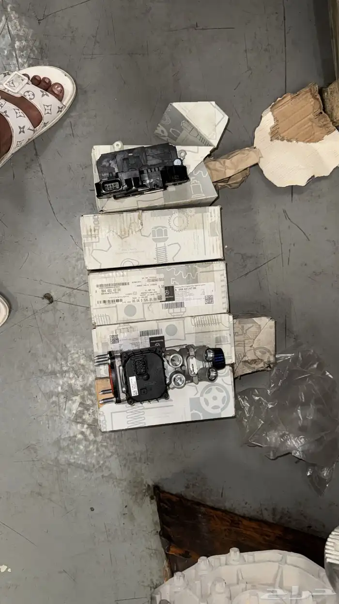 قطع غيار شاحنات مرسيدس 8