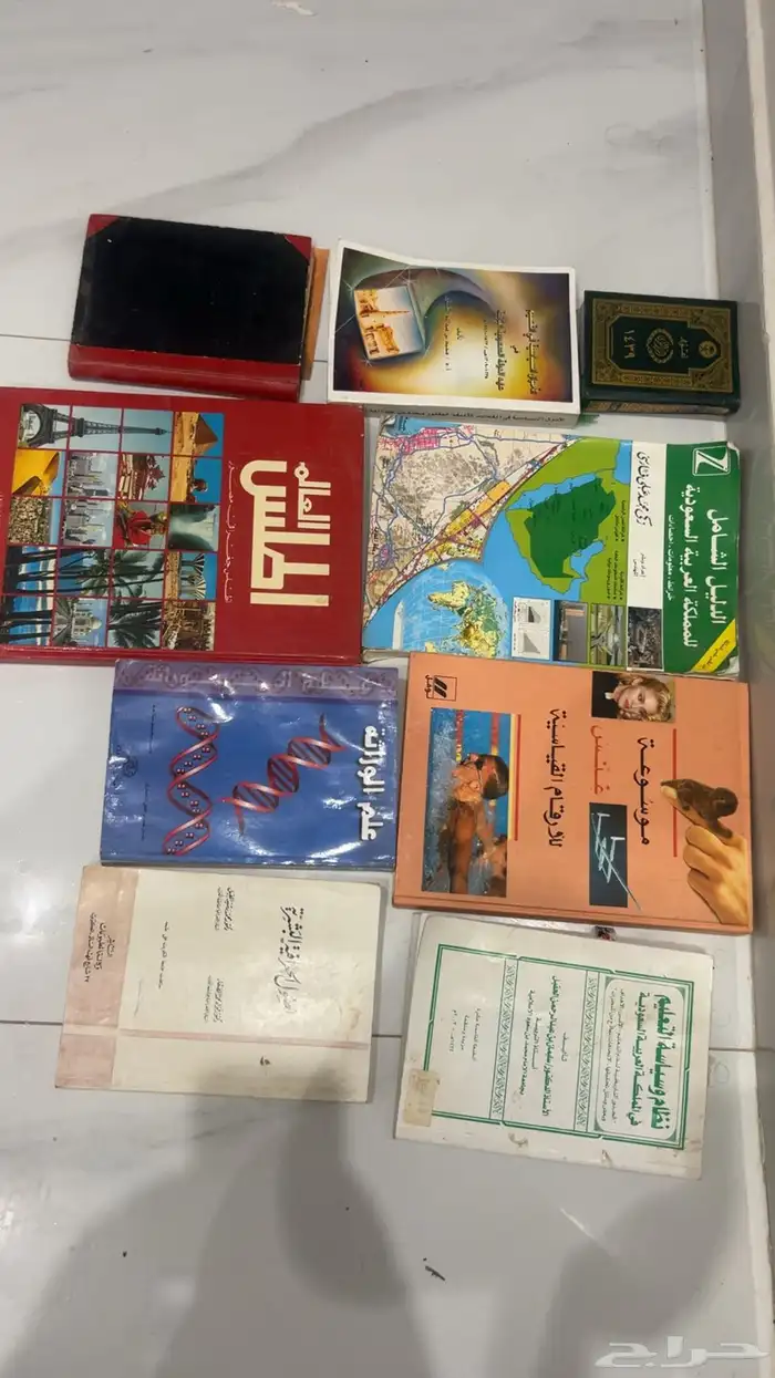 مجموعه كتب قديمه وأشرطة فديو 0