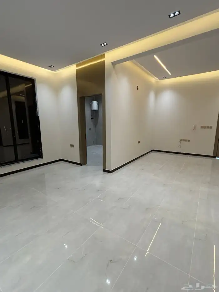 دور أرضي في حي السعادة بموقع مميز وعلى شارع 20 9