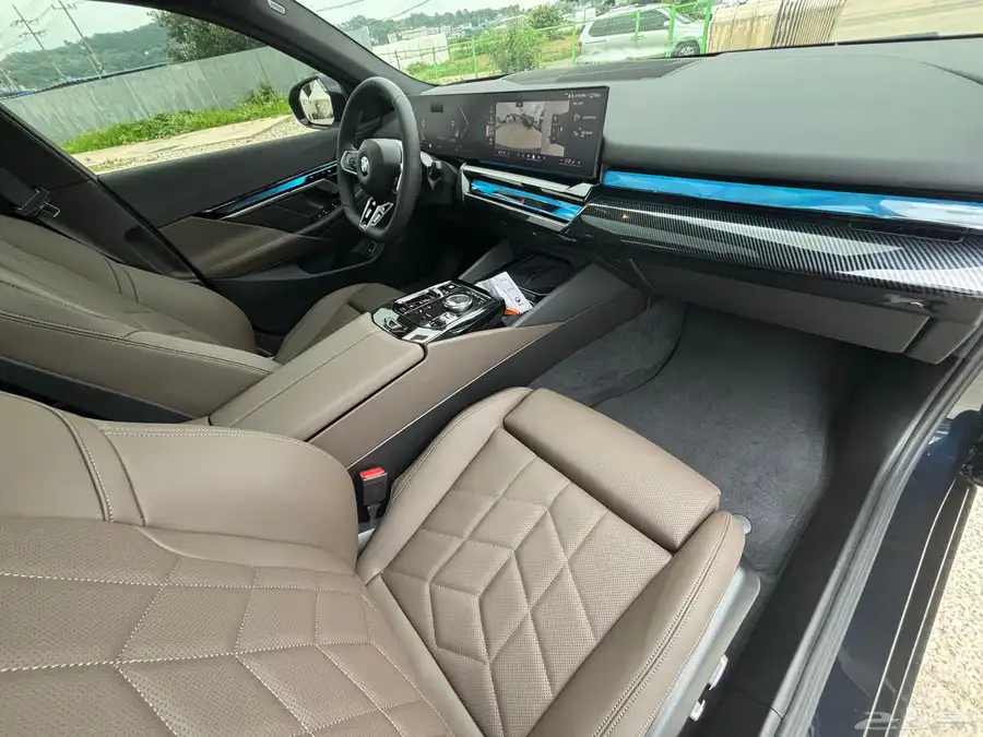 BMW 520i 2025 M sports تم البيع 28