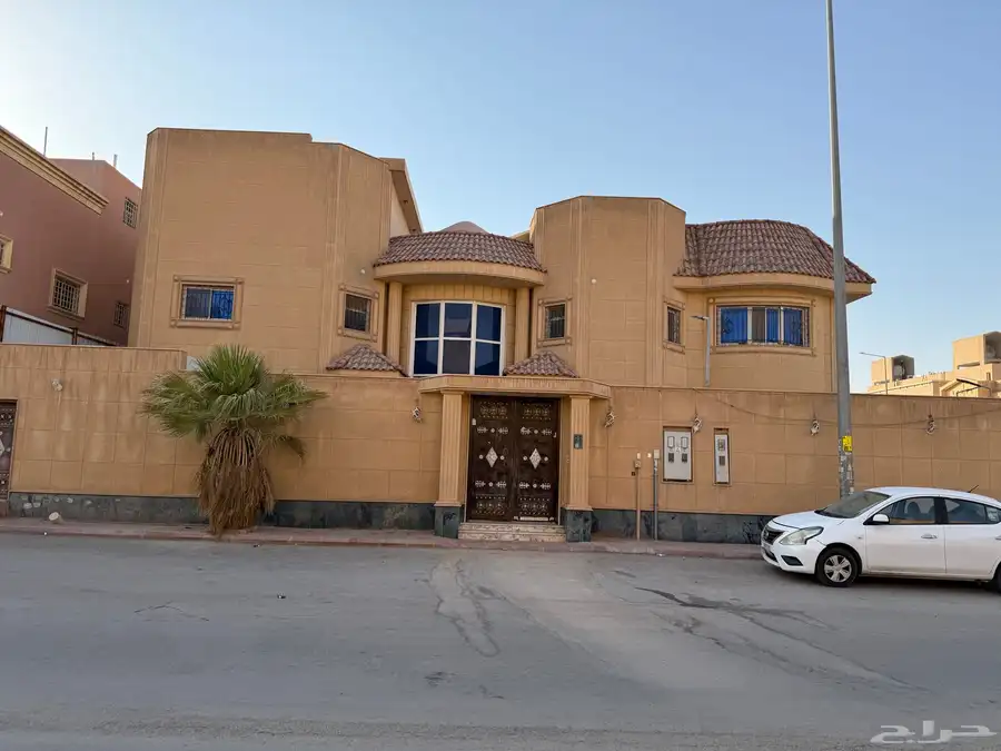 فيلا فاخرة درج داخلي وشقتين للبيع بحي اليرموك 0