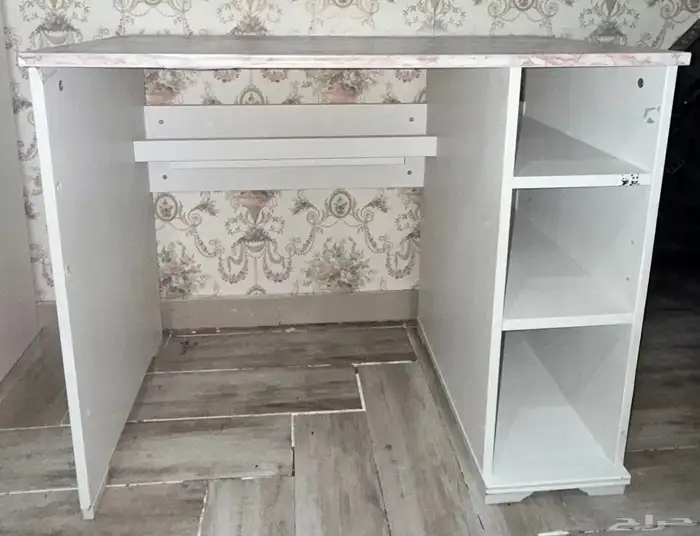 مكتب ابيض من ايكيا 0