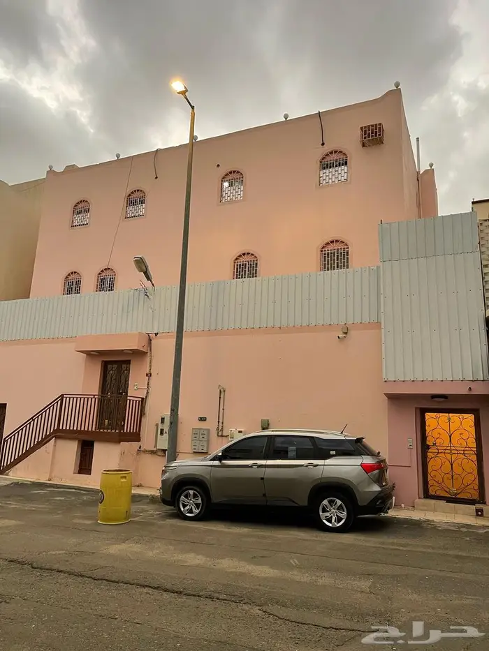 للبيع عماره دورين وملحق في خميس مشيط حي المنارة غرب حسام 13