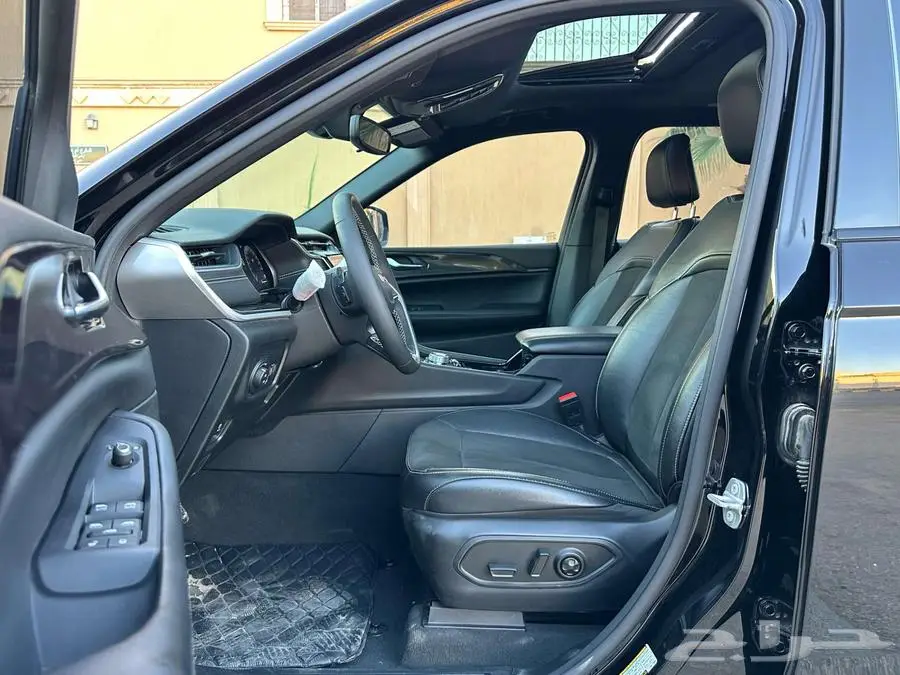 2023 Jeep Grand Cherokee half full options 4x4 accident free 14