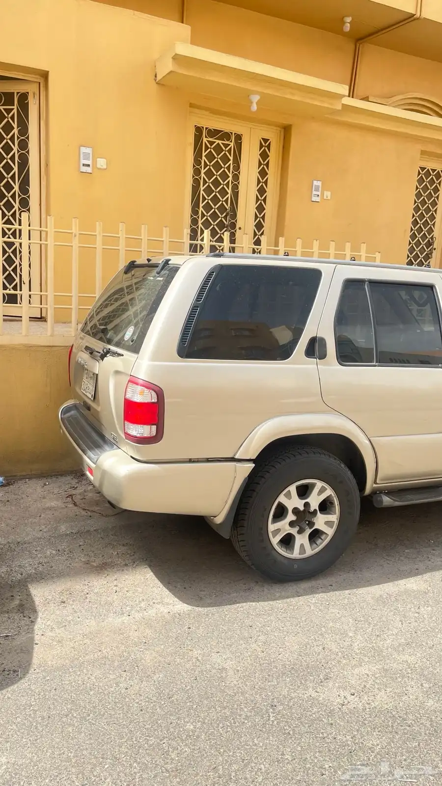نيسان 2001 18