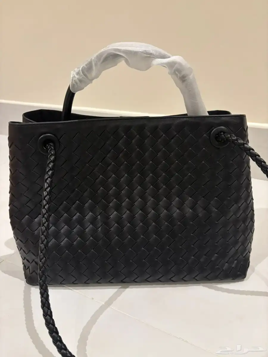 شنطة من bottega Veneta ((لم تستعمل )) 1