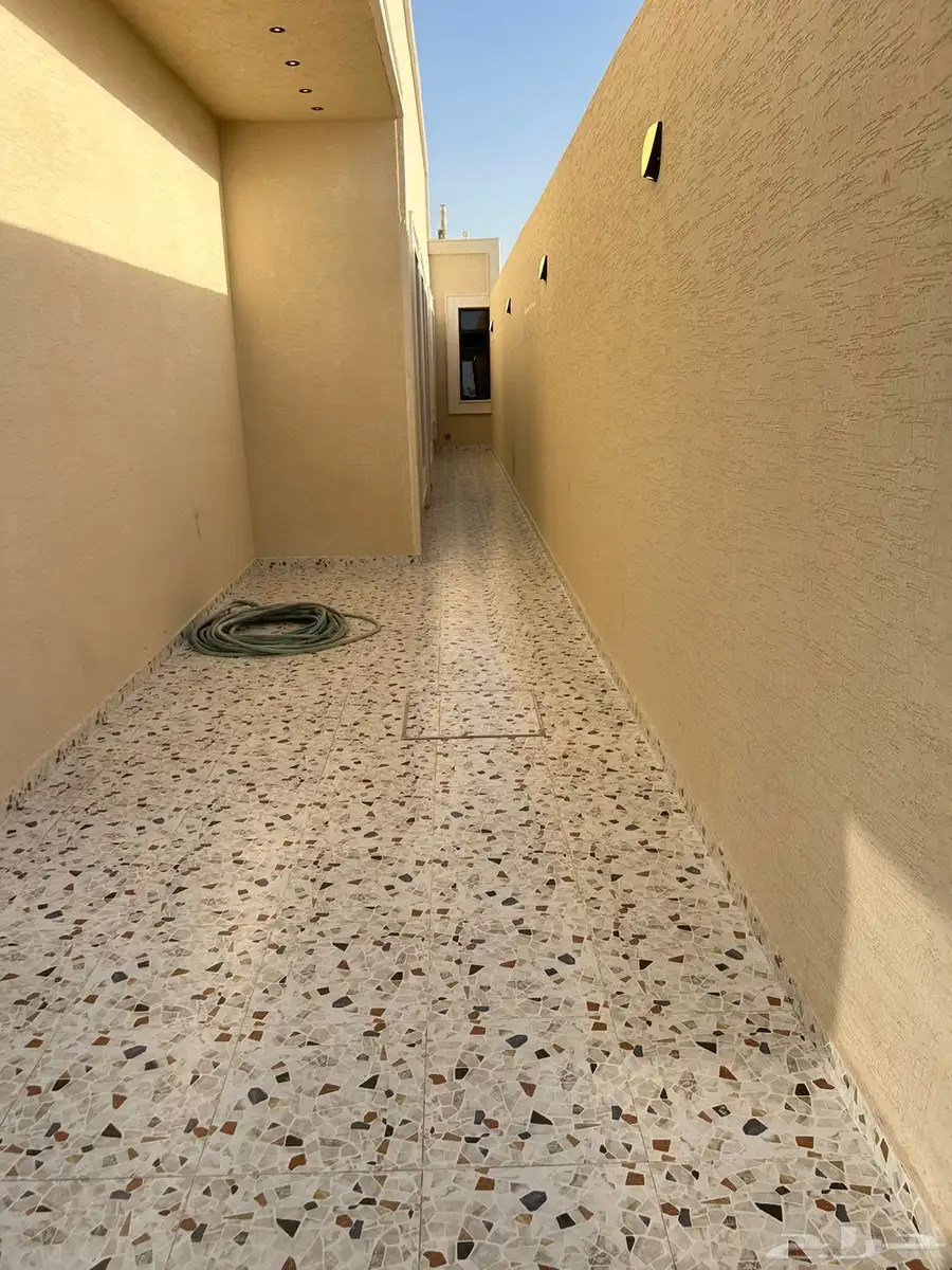 للبيع دور مساحته 300 5