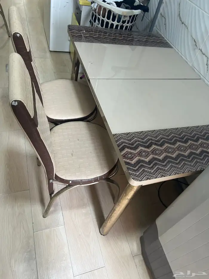 طاولة طعام معها 2 كراسي للبيع باي سعر 1