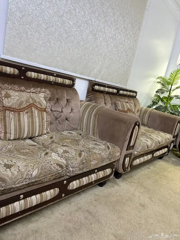 موكيت (فرشة)وستارة وكنب بطاولاته للبيع 1