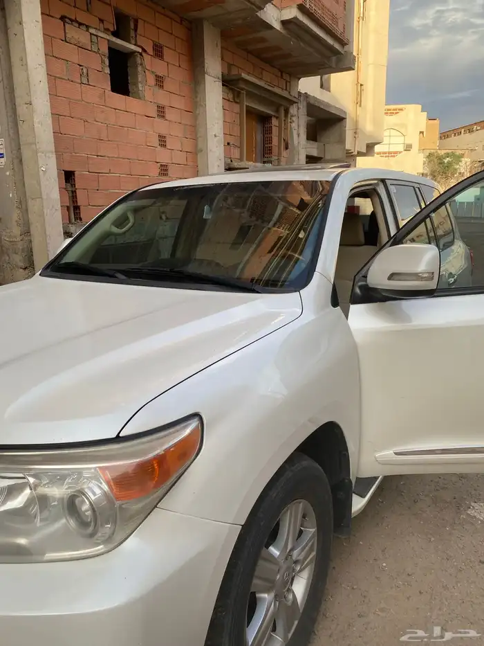 لاندكروزر2013فل كامل سعودي ماش550الف بدي وكاله رش رفرف فقط 14