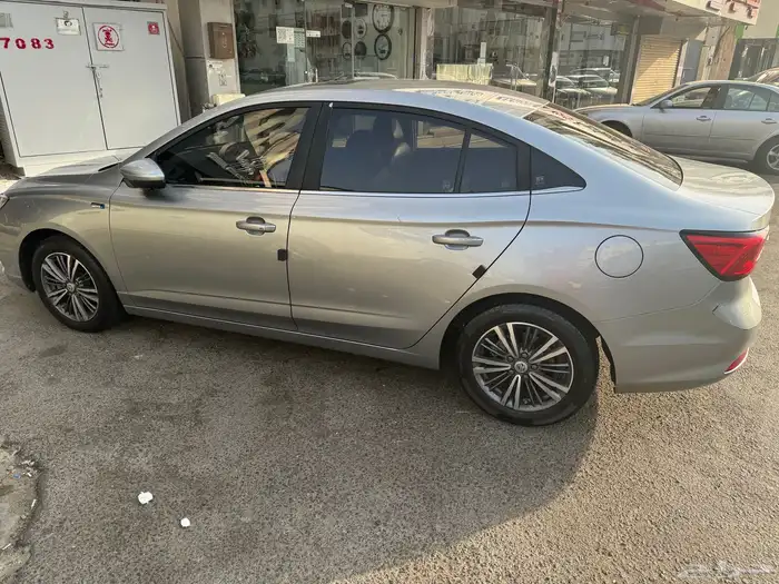 ام جي 5للتنازل كاش بمقابل 7
